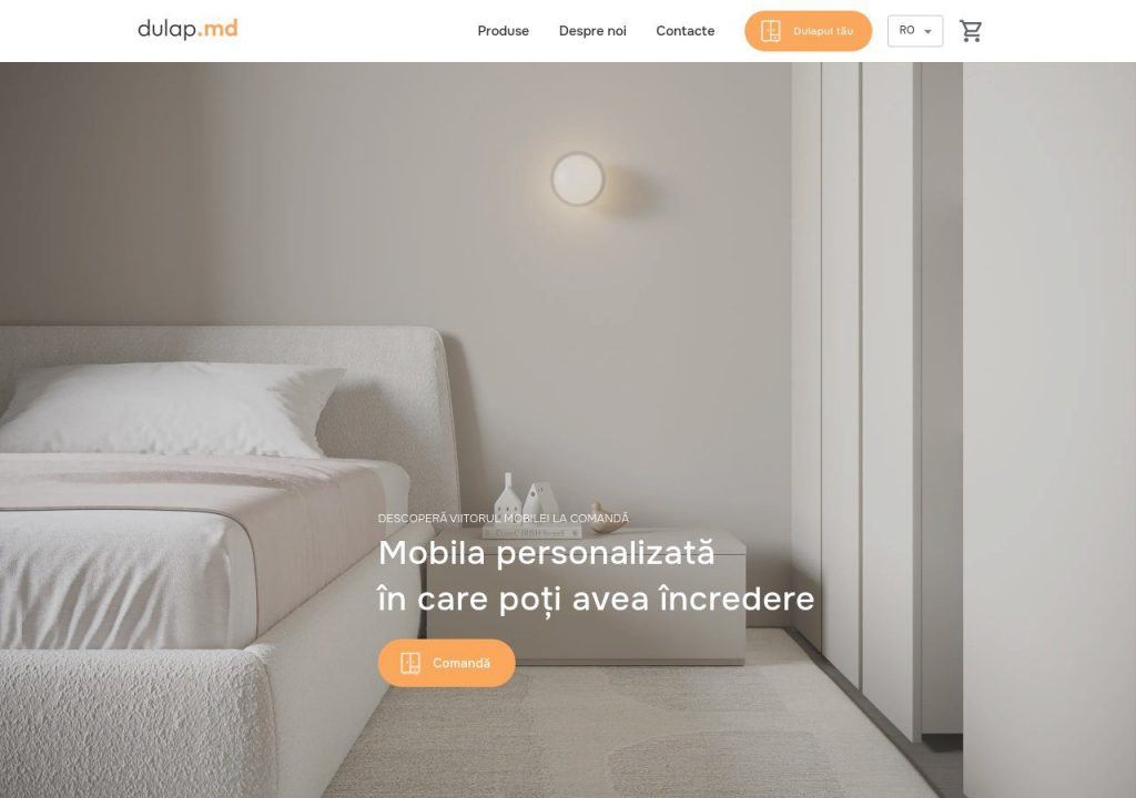 Living modern cu mobilier personalizat și accente din lemn deschis